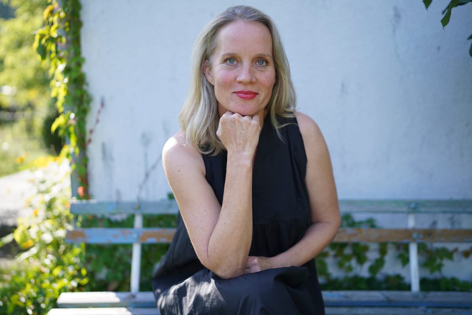 Nicole Broede im Garten